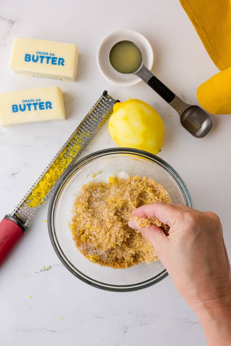 pinching sugar and lemon in fingers