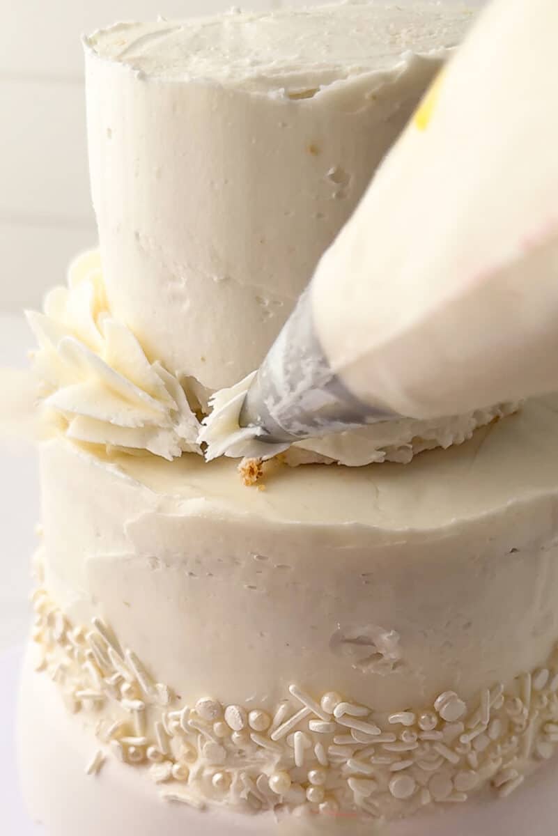 piping a border between two layers of a cake
